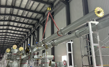 變電站施工現場使用柔性吊裝帶起吊高抗套管