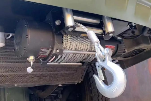 雨天使用冠航汽車絞盤對越野車進行戶外救援